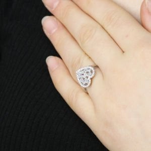 Yanları Taşlı Baget Kalp Yüzük